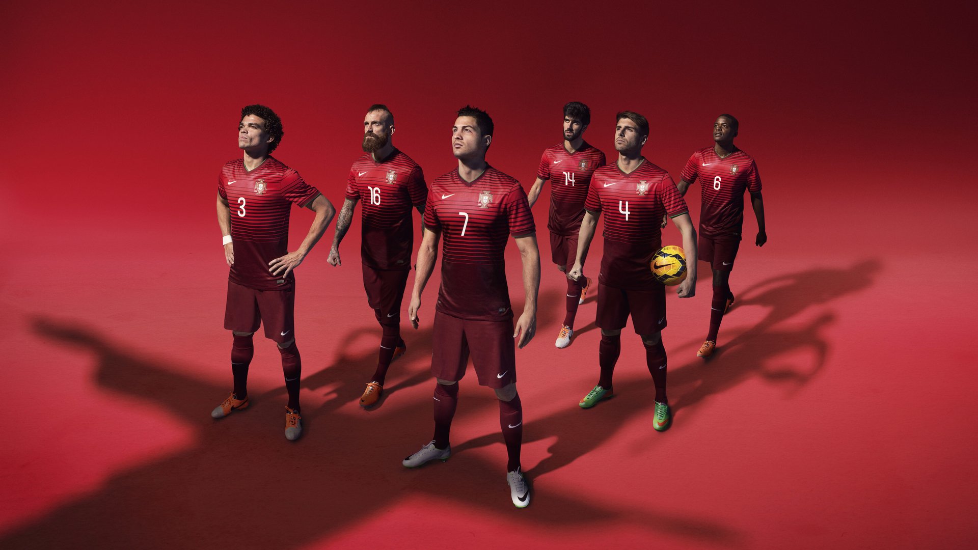 冠军队主场庆祝仪式盛大举行，球迷情绪高涨，球队主场冠军旗帜